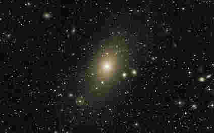 巨大的椭圆星系混乱87周围的巨大光环出现在这个非常深的图像上。在本光晕右上部分的过度光线以及星系中的行星星云的运动，是最近与混乱87碰撞的中型星系的最后一个剩余迹象。该图像还揭示了形成Virgo群集的许多其他星系，其中凌晨87个是最大的成员。特别是，框架右上方的两个星系是绰号的“眼睛”。