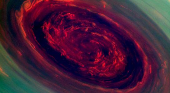 卡西尼在土星的北极观看旋转涡旋