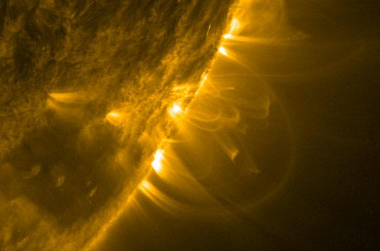 太阳的环是锥形的，在顶部宽更宽，结束较窄