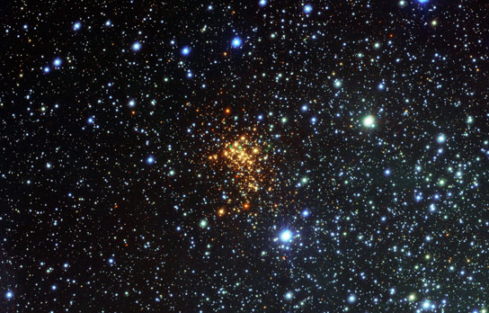 天文学家在红色超巨型恒星周围发现发光的氢气云
