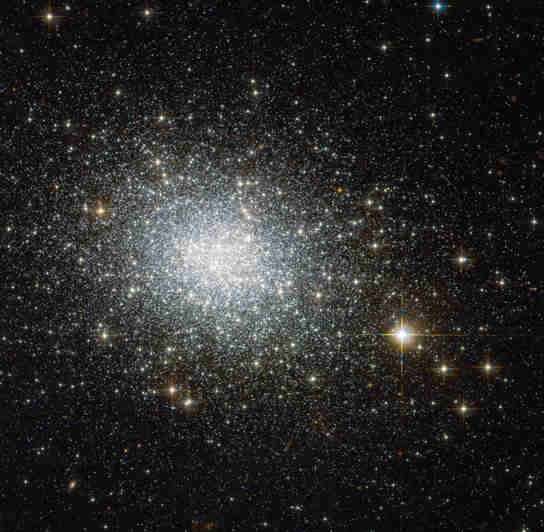 球状星团NGC 121的新哈勃图像