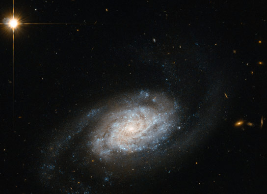 最新发布的螺旋星系NGC 3455的哈勃图像