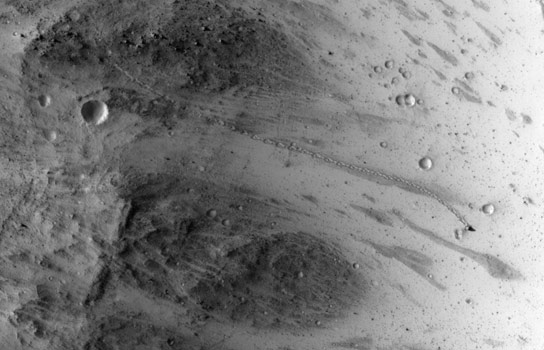 不规则形状的巨石从火星山上滚下来，直立着陆