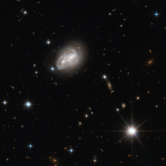 哈勃观看两个螺旋星系从事“宇宙拔河”