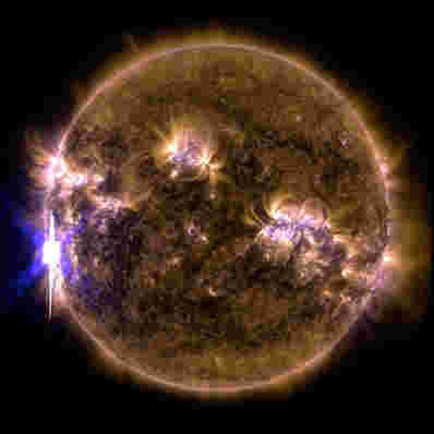 NASA的SDO揭示了X4.9级太阳耀斑的图像