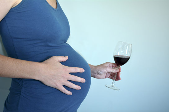 研究表明，低水平饮酒与较高的出生结果风险较高