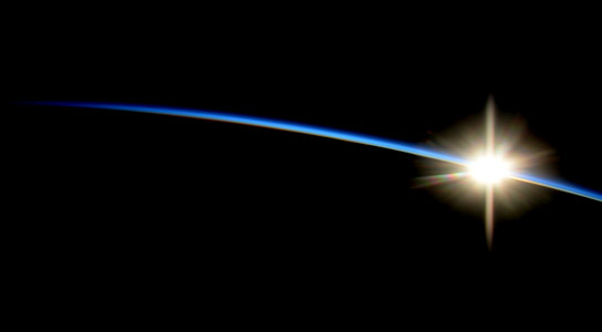 来自国际空间站的日出图像