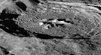 LRO揭示了月球杆的斜坡更加丰富的月球氢