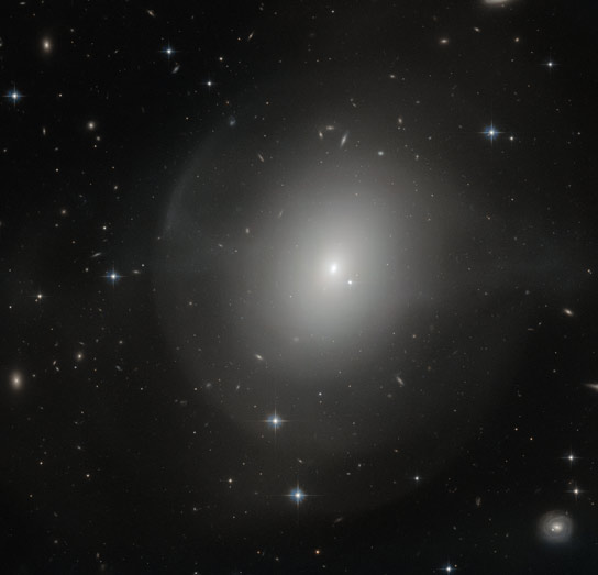 哈勃太空望远镜视图椭圆星系NGC 2865