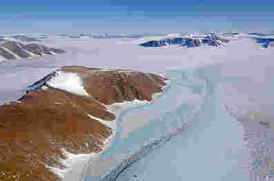 NASA数据揭示了格陵兰的冰下湖泊充填