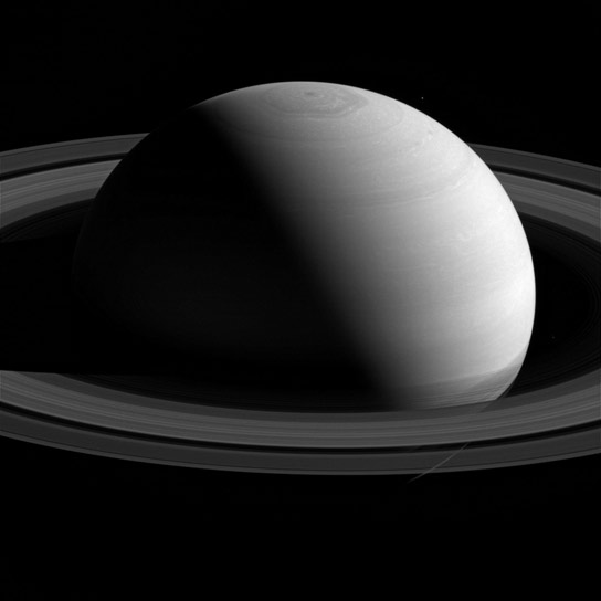 Serene Saturn  - 土星和MIMAS的Cassini图像
