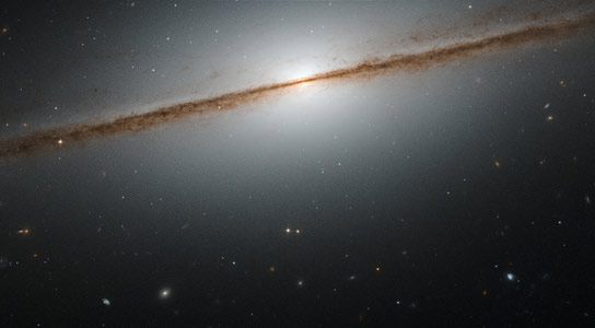 在边缘跳舞–哈勃观看螺旋星系NGC 7814