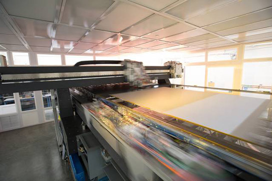 喷墨打印系统可以实现大屏幕的大量生产