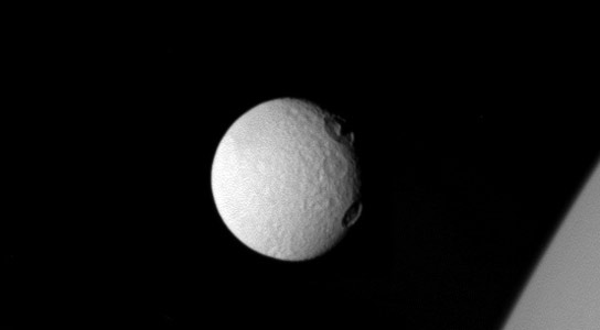 卡西尼号图片：Tethys的“眼睛”土星