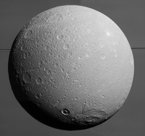美国宇航局的Cassini Spacecraft在最后一次观看Dione
