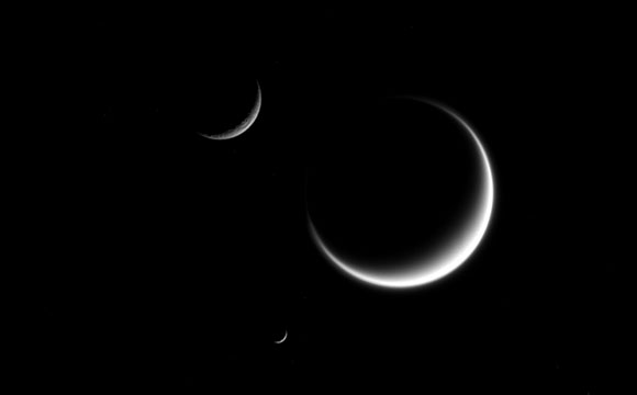 来自卡西尼的三重新月形图像
