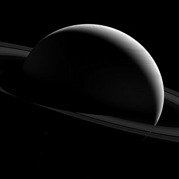 土星和特质的新的cassini夜间图象