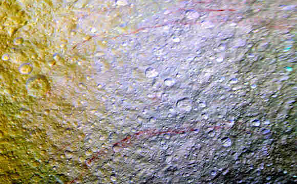 卡西尼在土星的月亮上揭示了不寻常的红色弧线