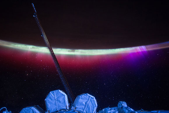 宇航员斯科特凯利观看奥罗拉在地球上的多彩面纱