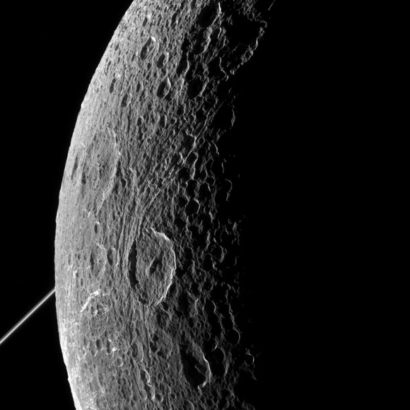 土星月亮迪酮的新卡西尼图像