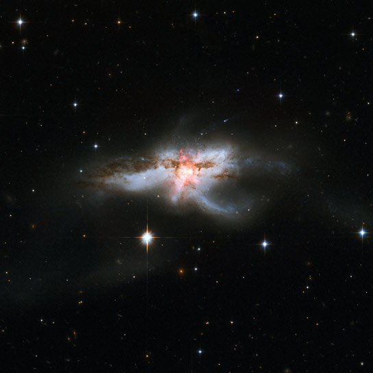 哈勃周图像–纠结的NGC 6240