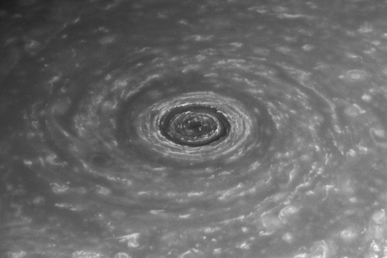 科学家们为土星的极地旋风机提出了可能的机制