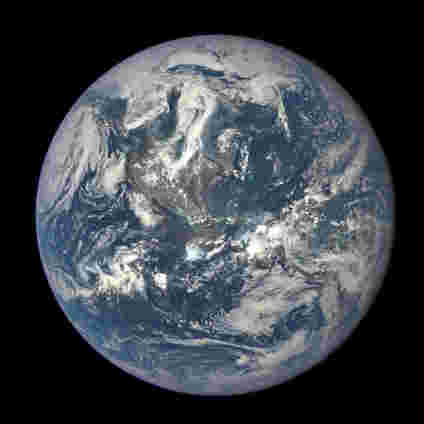 美国宇航局深空气候观测卫星捕获地球图像