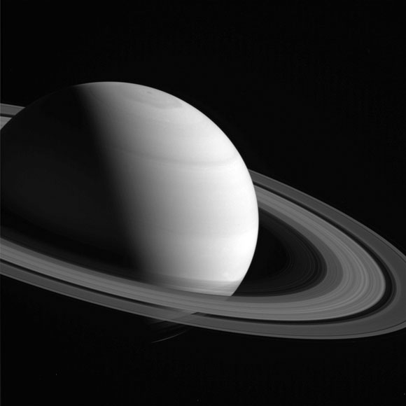 下方的阴影–土星的卡西尼号新影像