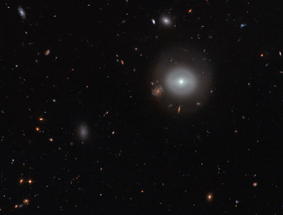 本周的哈勃图像 - 透镜星系PGC 83677