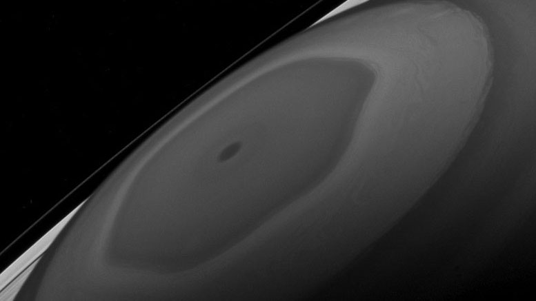 美国宇航局的卡西尼岛观看了土星的北极