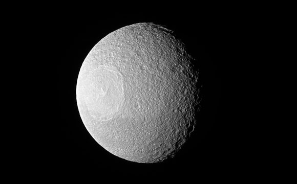 卡西尼岛观赏土星的冰冷月亮