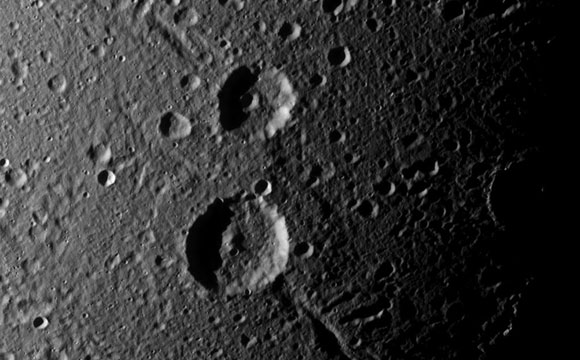 卡西尼号（Cassini）在土星的月亮狄奥尼（Cone Dione）上欣赏火山口二人