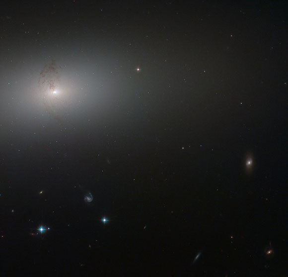 哈勃穿越NGC 2768的发光核心