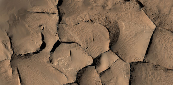天文学家在火星上显示出类似的山脊有多样的起源
