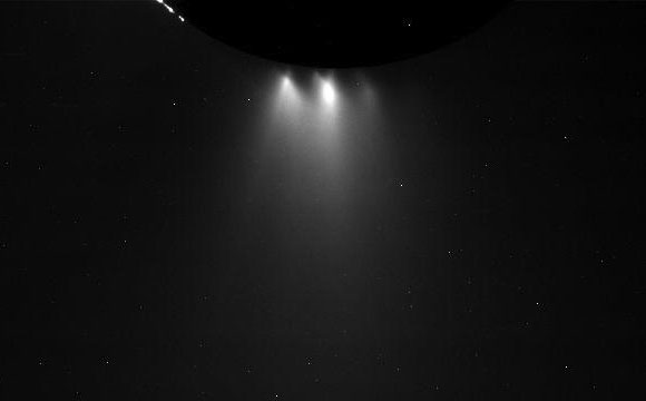 新的Cassini视图的Enceladus间歇泉从最近的飞行