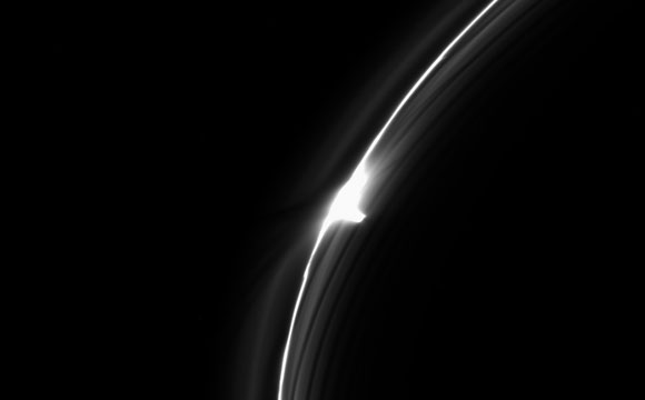 卡西尼在土星的F戒指中揭示了一块粗壮的丛