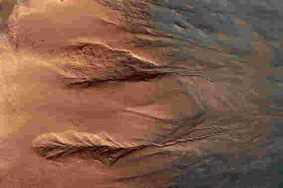新的Hirise形象观点对比火山口沙丘和牙龈上的颜色