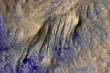 层状基岩在Lunae Plapum火山平原的新的Hirise形象