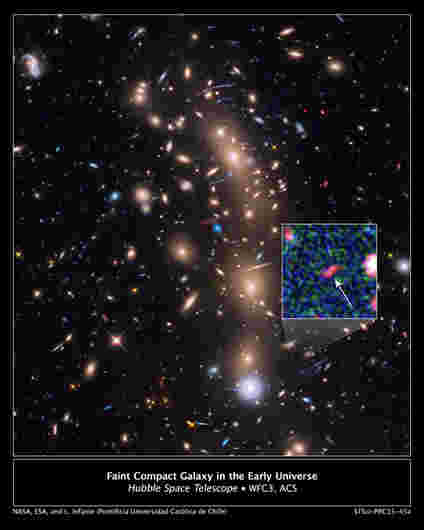 放大的图像揭示了早期宇宙中最微弱的已知星系