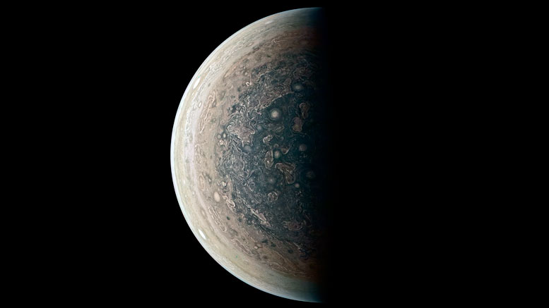 新的彩色增强图像从下方显示木星