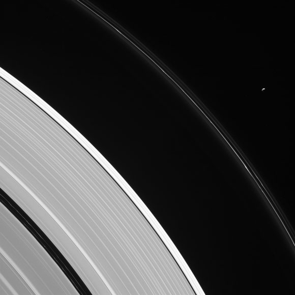 卡西尼景色是一个孤独的土星月亮
