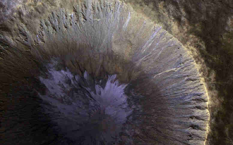 美国宇航局的火星侦察轨道运动员捕获了一个冬天的羽毛火山口的看法