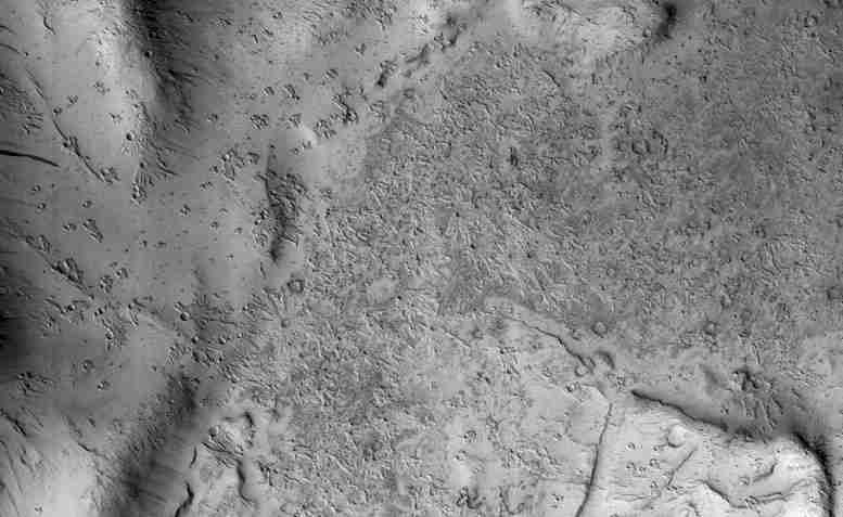 HIRISE在BAS浮雕中观看二次陨石坑