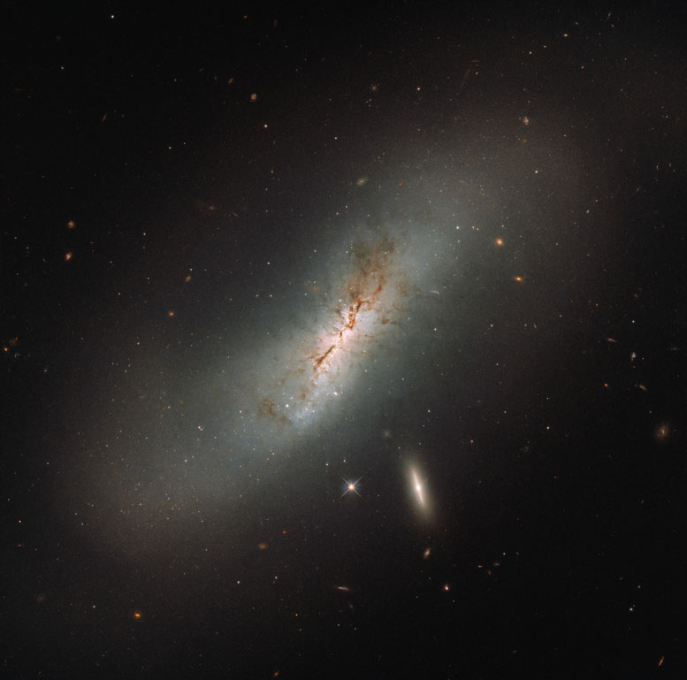 哈勃周影像-NGC 4424和LEDA 213994