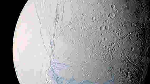 卡西尼山上航天器发现了冰冷的冰冷面下方的热量