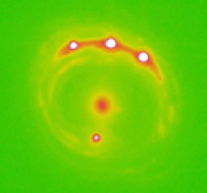 Quasar Microlensing揭示了丙曲线星系中的行星