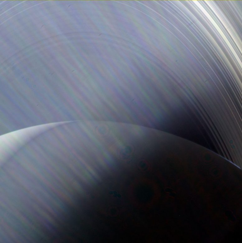 卡西尼通过阳光眩光看到土星及其戒指