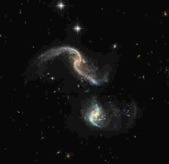 哈勃望远镜捕捉到银河合并的壮观影像