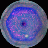 卡西尼在运动中提供了土星六角形的彩色视图