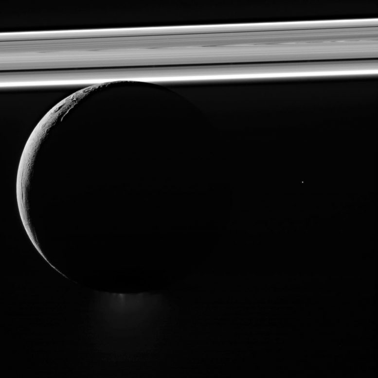 Centura漂移的Cassini图像由土星的戒指漂流